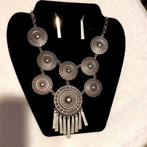Circled bulky silvertone necklace and earring set